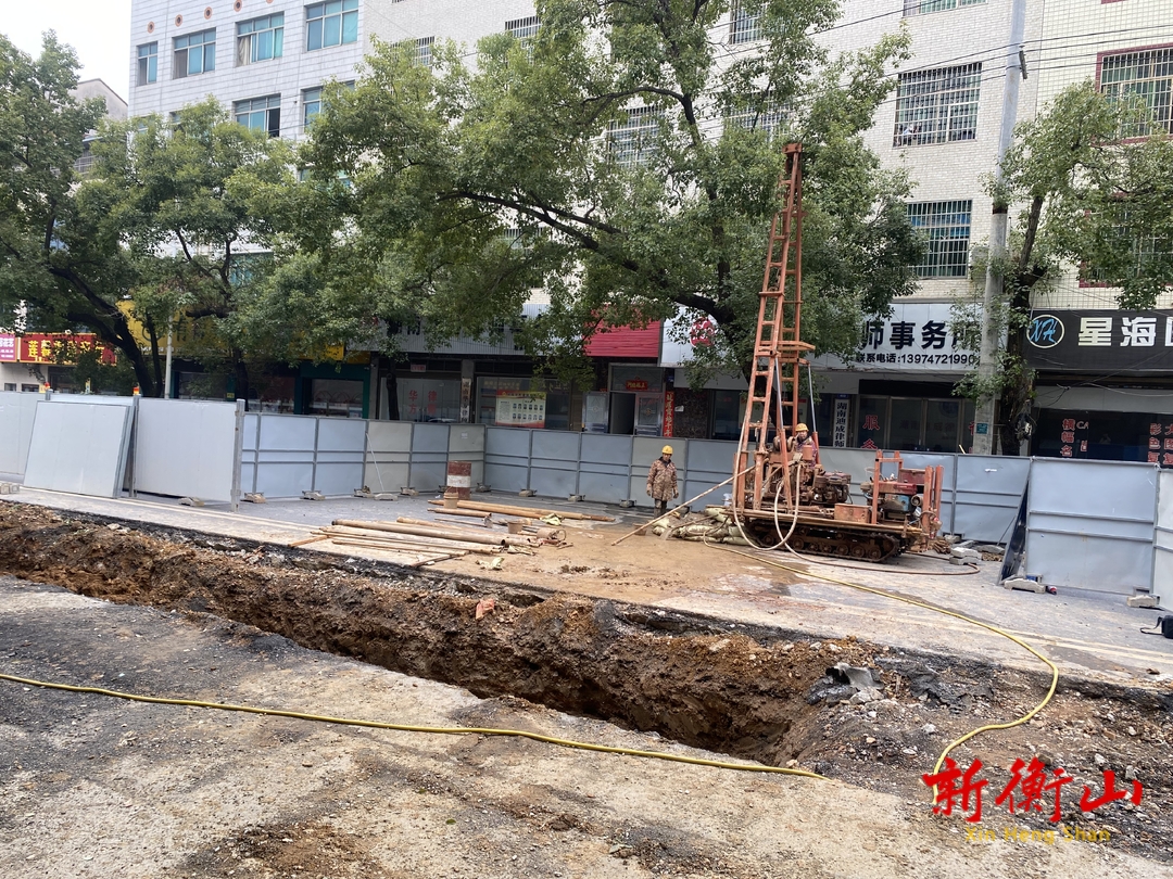 人民西路发现三十多米深的坑洞  相关路段已交通限行