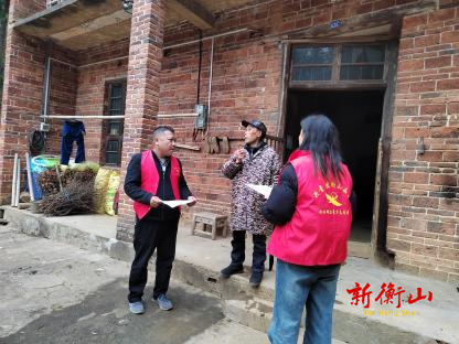 长江镇：扎实开展“敲门行动”筑牢冬季安全防线
