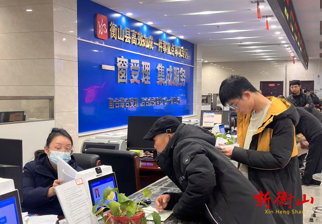 新年新气象  奋进新征程｜县政务服务中心：节后复工“铆足干劲”    各服务窗口准时“开张”