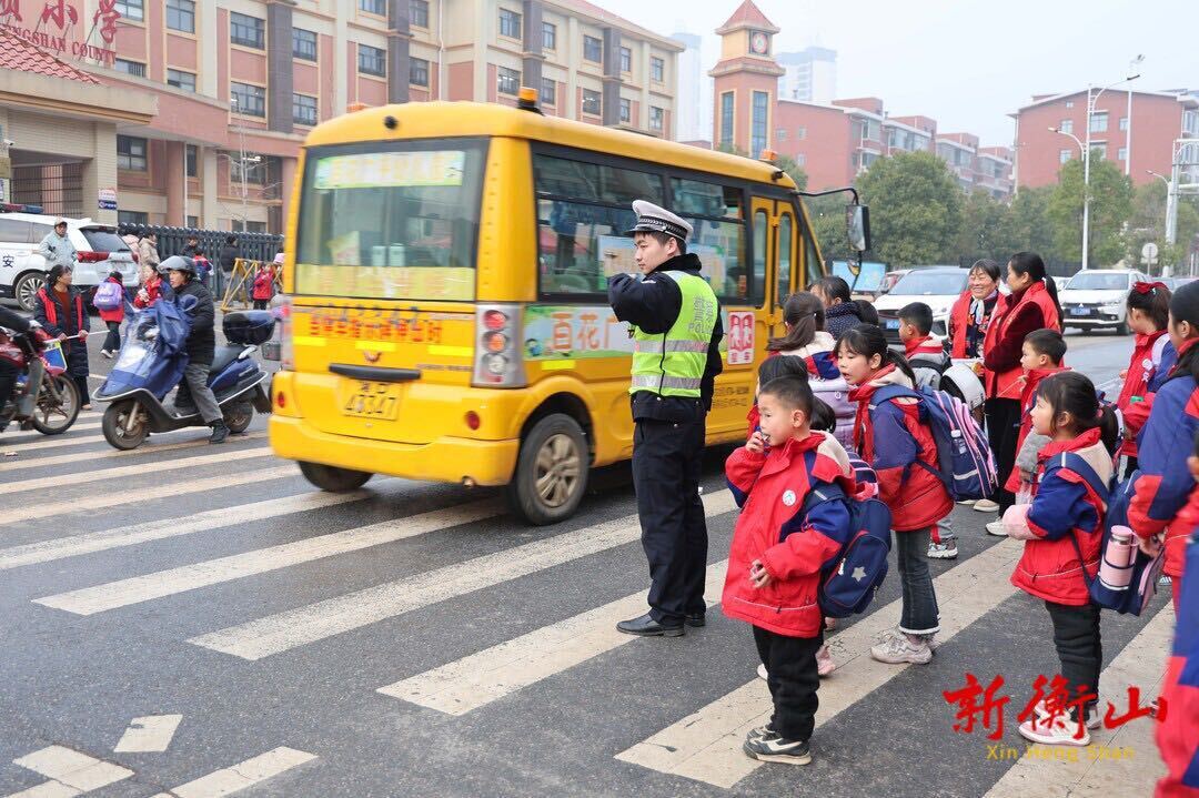 衡山交警：开启“护学模式” 护航学生“平安路”