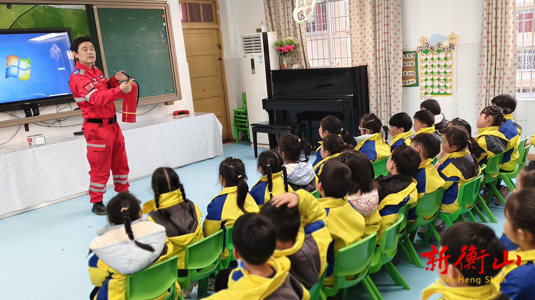 机关幼儿园开展消防安全疏散演练