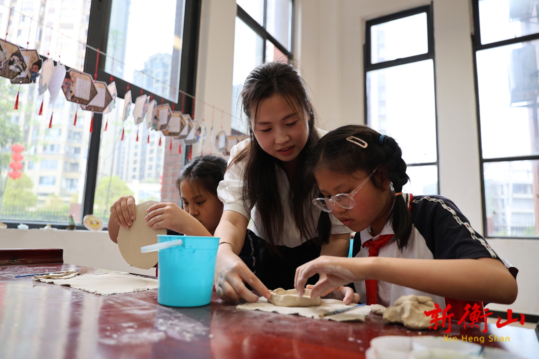 衡山县城北小学：非遗手工寄哀思 红色传承润童心