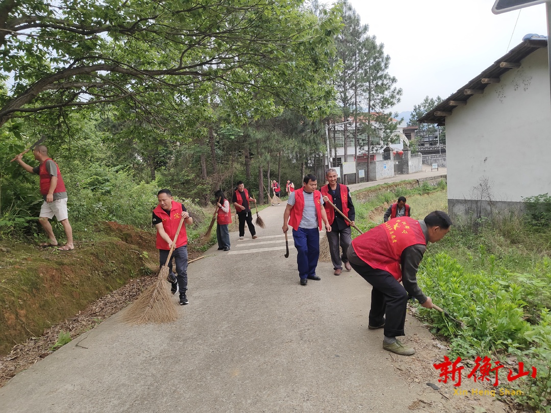 打扫卫生齐动手，干净清爽迎“五一”