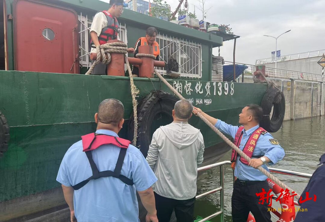 衡山县：货船过闸突发故障 交通执法紧急救援
