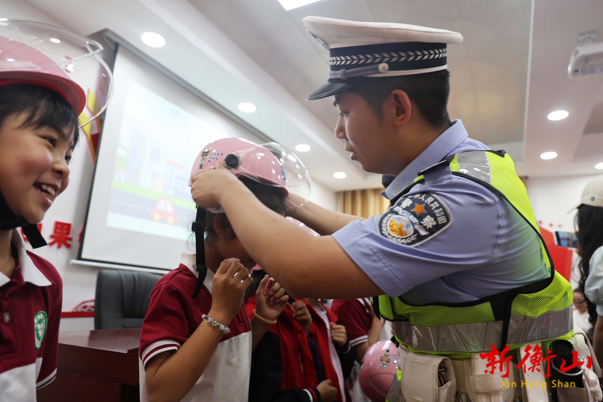 衡山交警“送头盔” 把安全“戴”回家