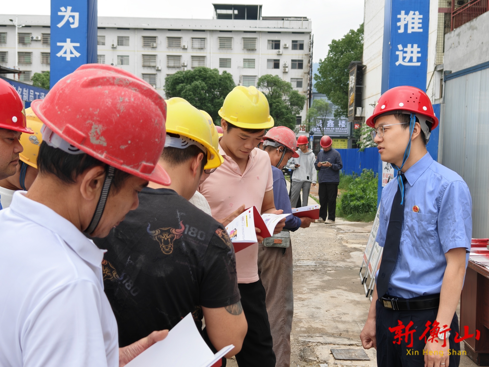 县人民检察院：民法典宣传进工地 “典”燃民工学法热潮