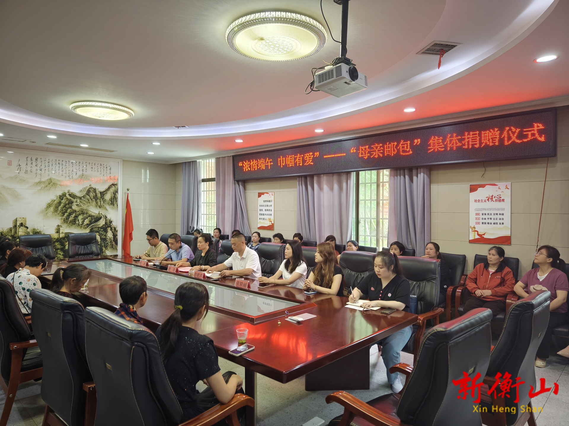 小邮包承载大爱 情暖困难母亲