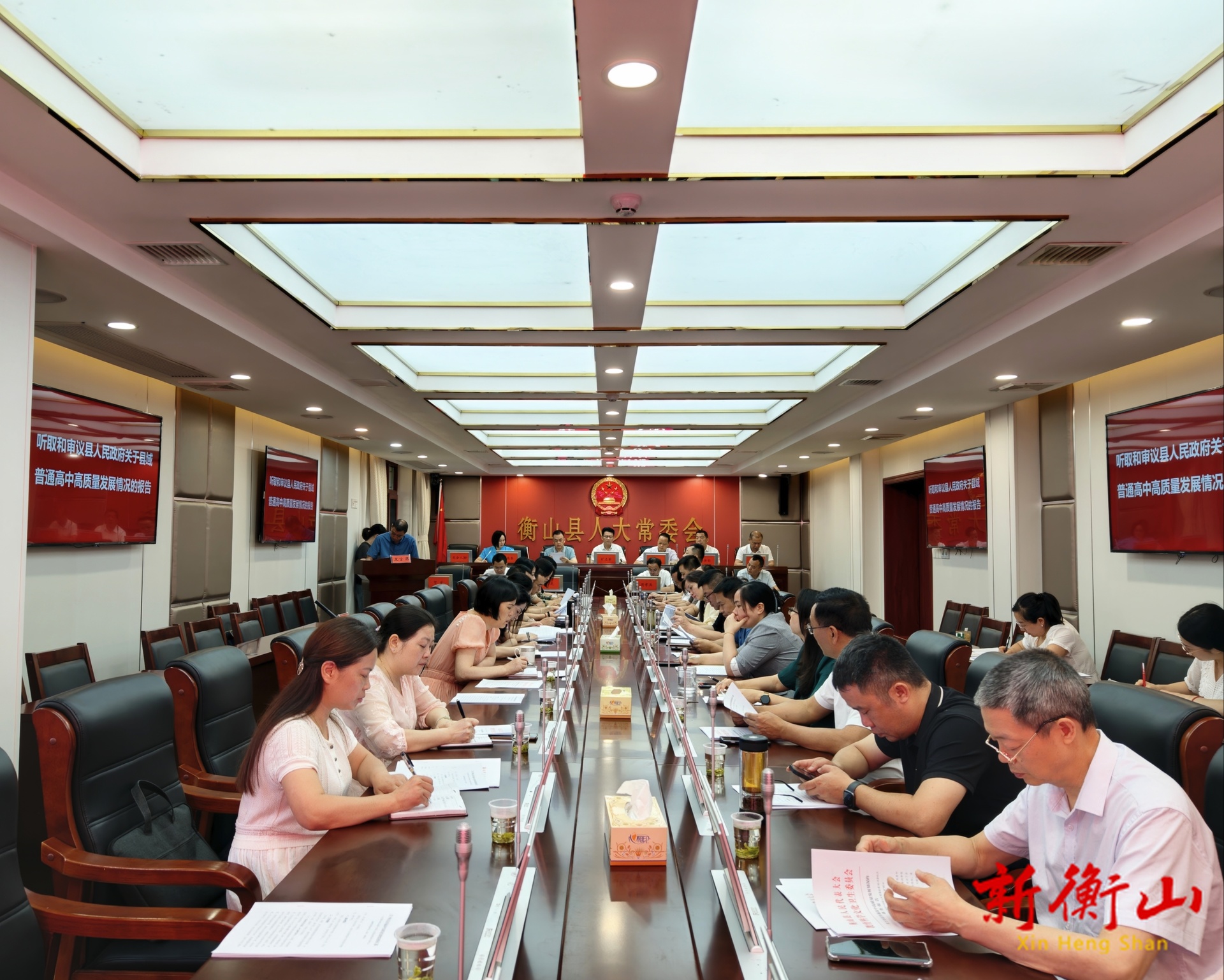 县第十四届人大常委会第三十次会议召开