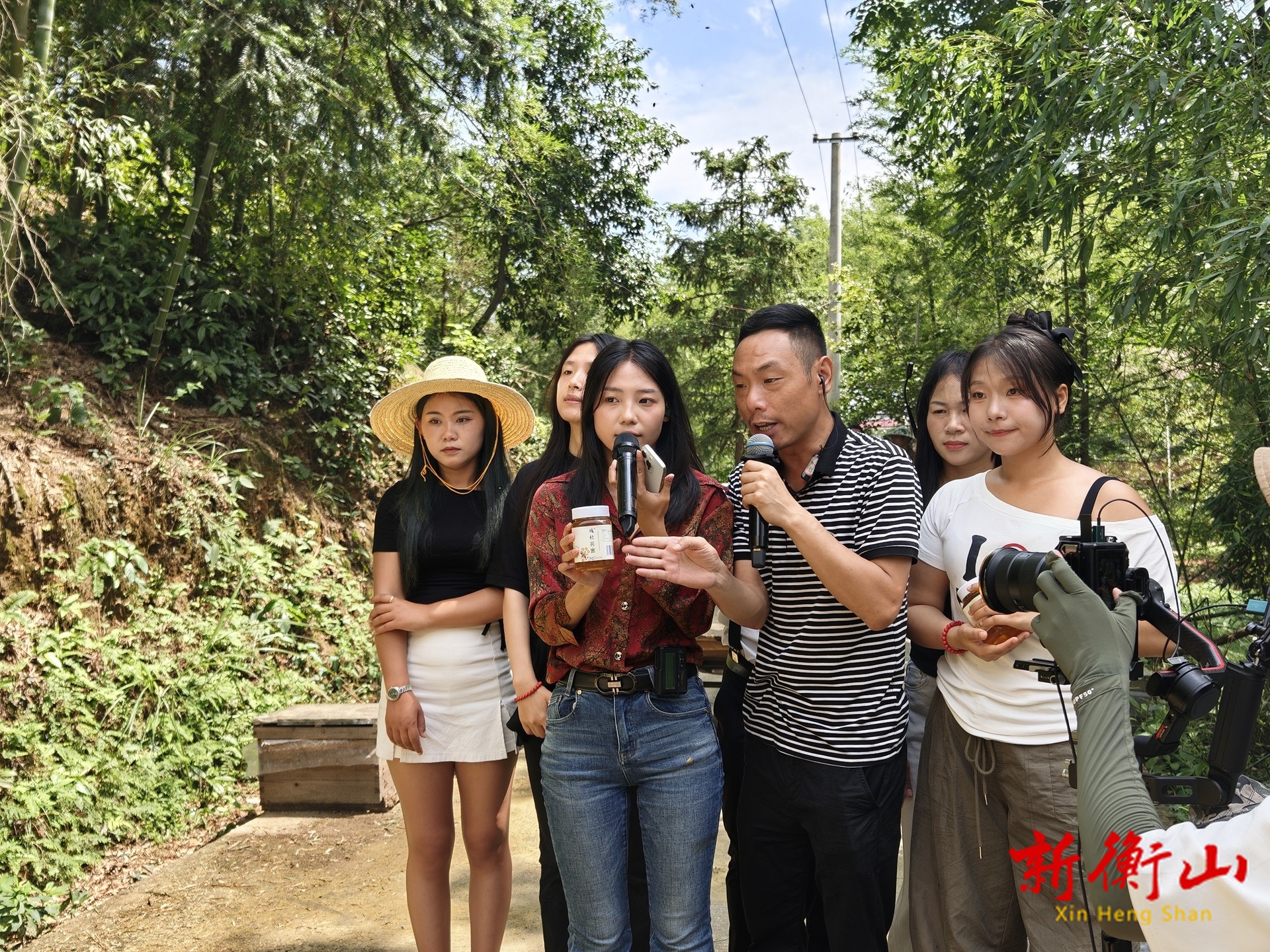 一小时卖出1500斤蜂蜜！百万网红舒婷为家乡父老带货