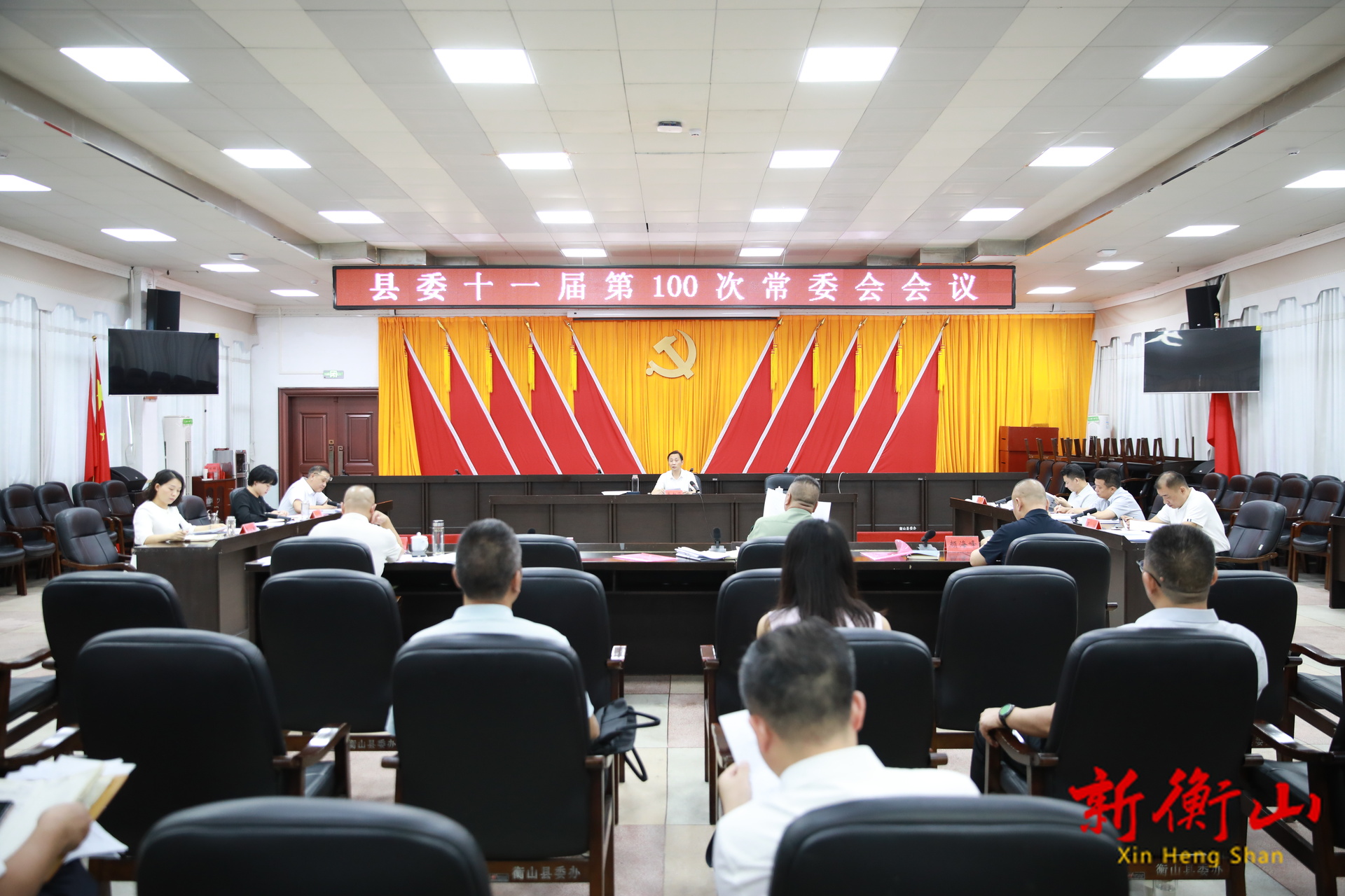 县委十一届第100次常委会会议召开
