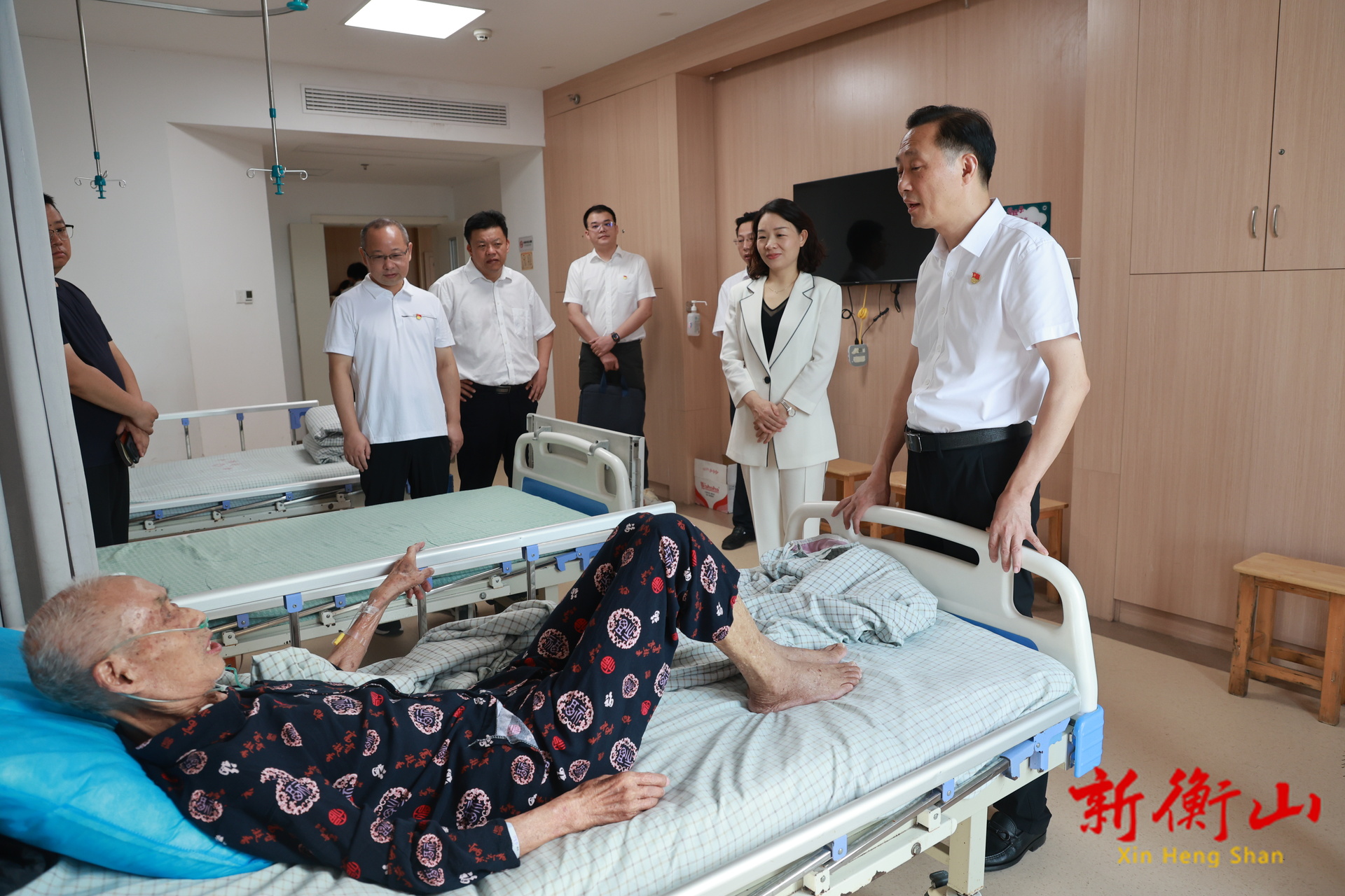 戴新贤看望慰问老党员