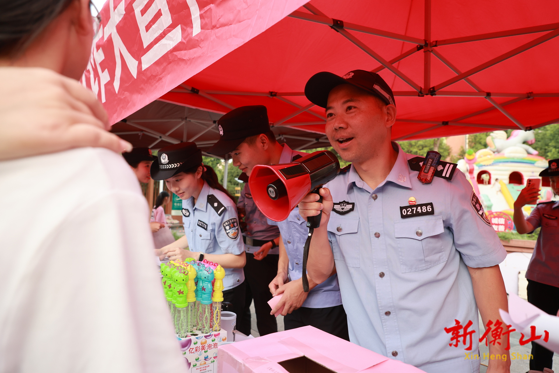 衡山县：民警“摆摊”话反诈 街头宣传护民安