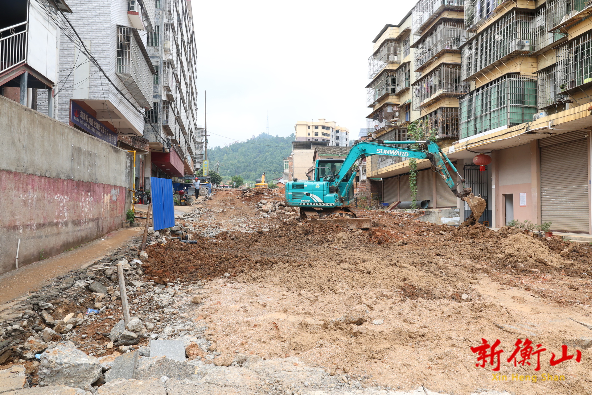 衡山县：抢抓暑假“黄金期”      加快推进城西完小周边道路提升改造