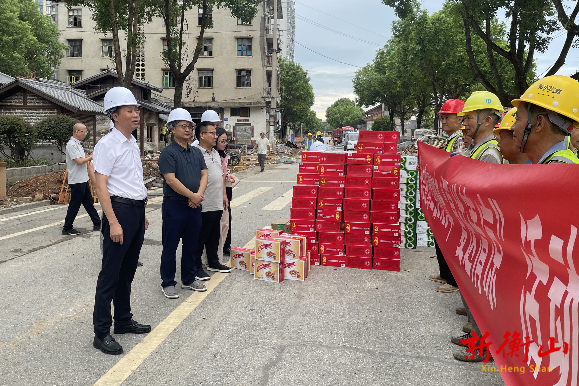 夏日送清涼 戴新賢慰問市旅發(fā)大會重點(diǎn)項(xiàng)目建設(shè)者