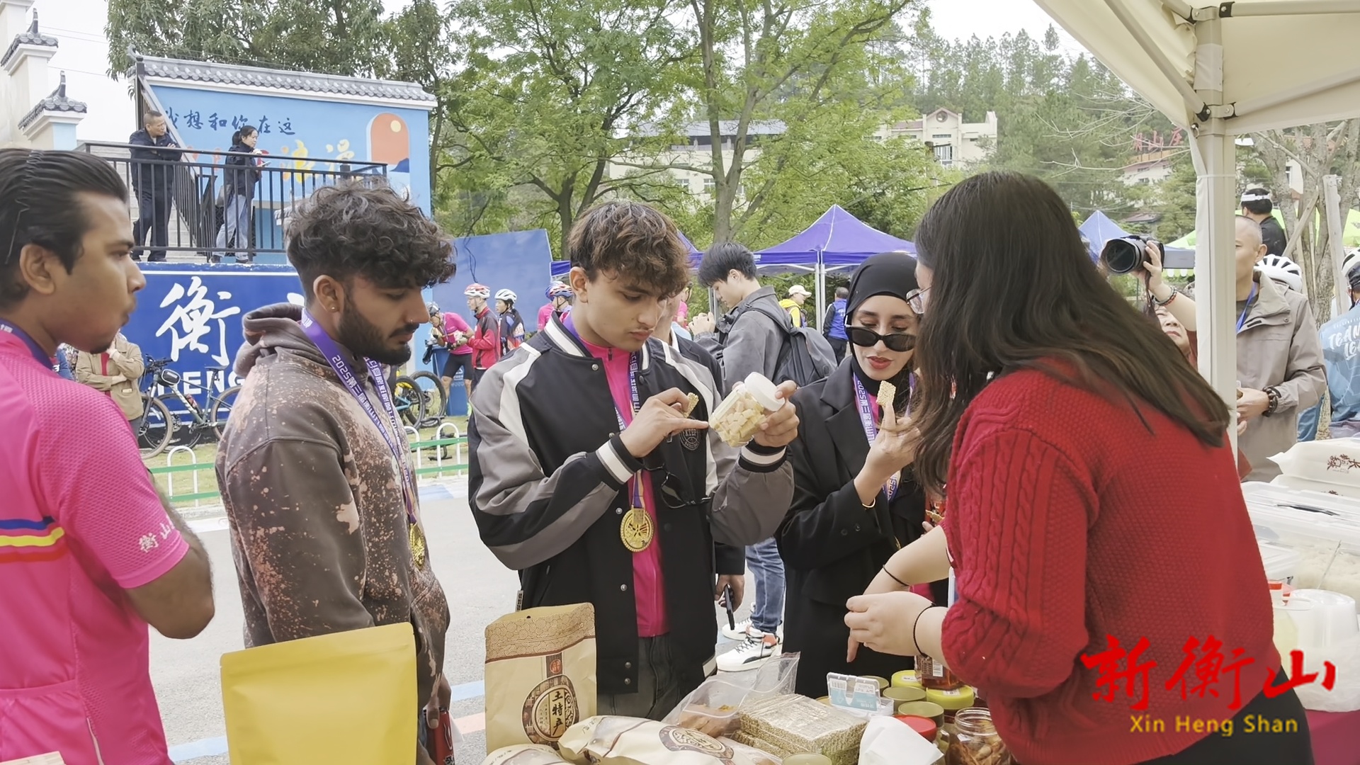 骑行热带动特产香 九观湖环湖自行车赛成衡山农产品“移动展销会”