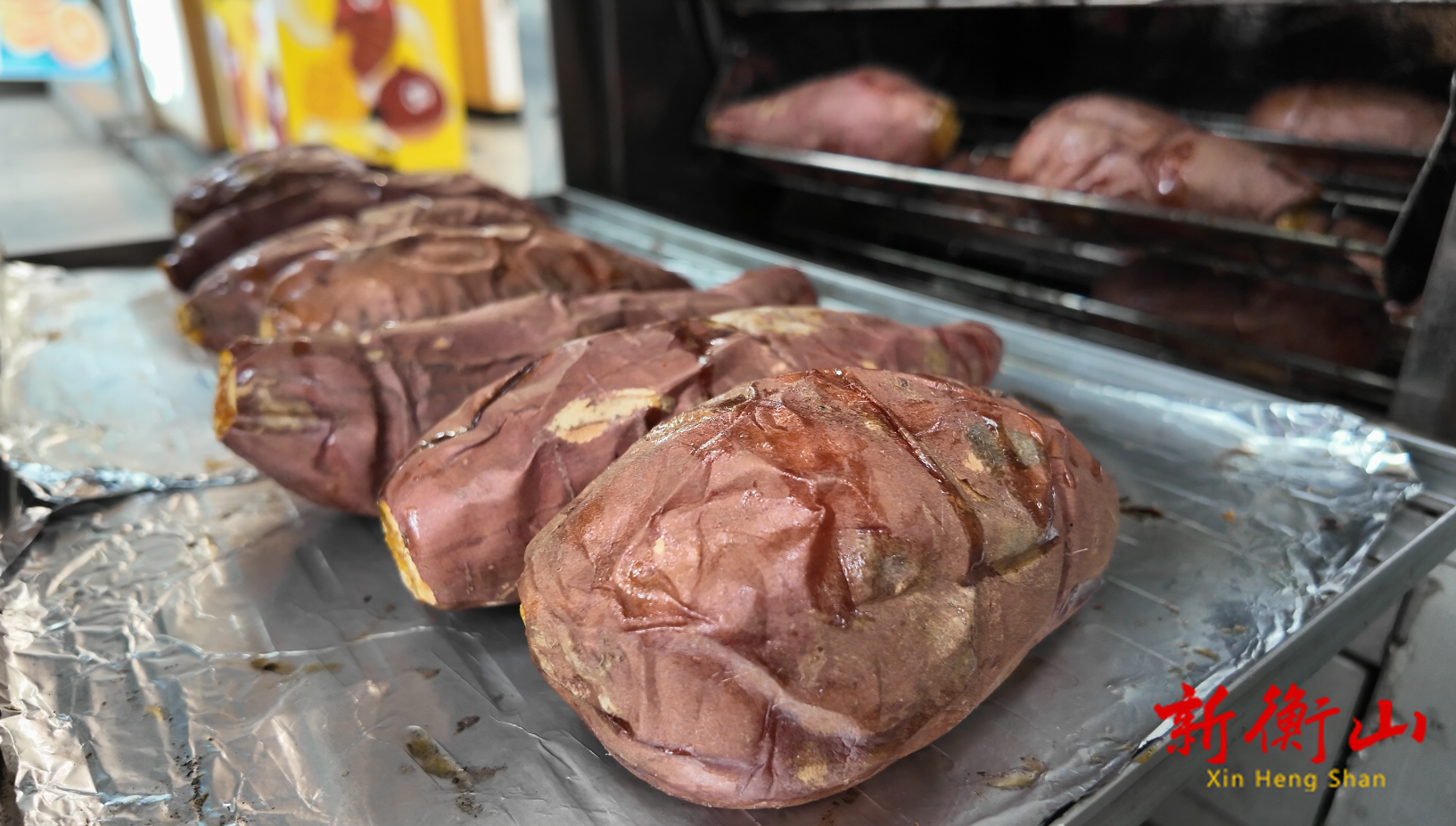 气温“断崖式”下跌，烤红薯成为街头“甜蜜担当”