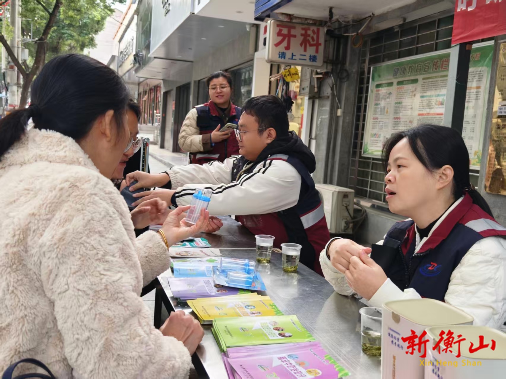 县疾控中心开展“世界慢阻肺日”宣传活动