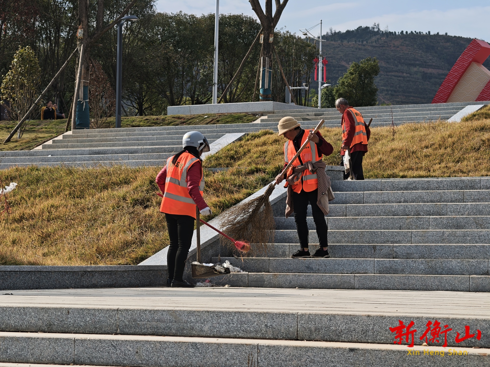 盛会背后的坚守：“橙衣卫士”巡回清扫不停歇