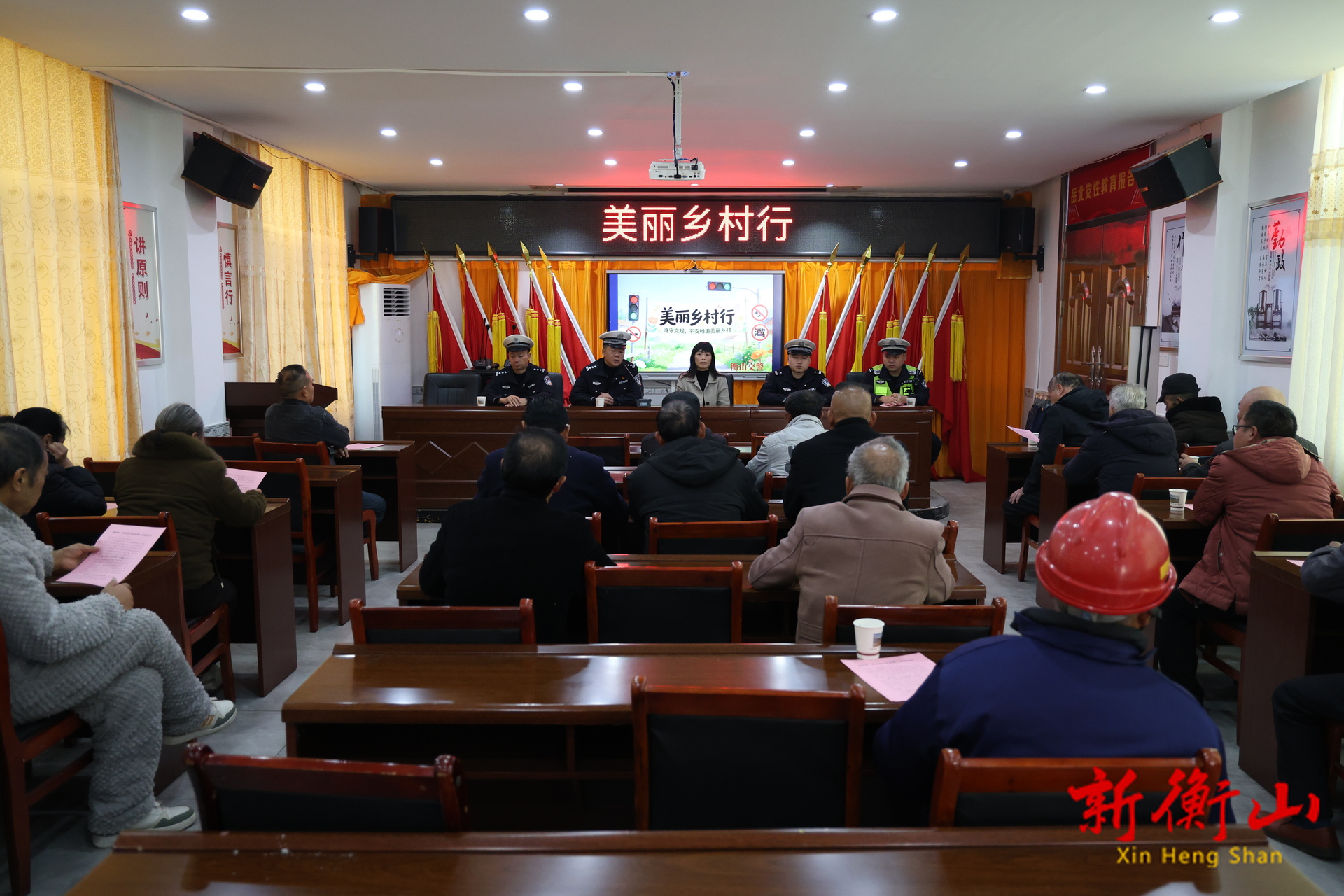 交通安全知识进乡村 守护“夕阳红”