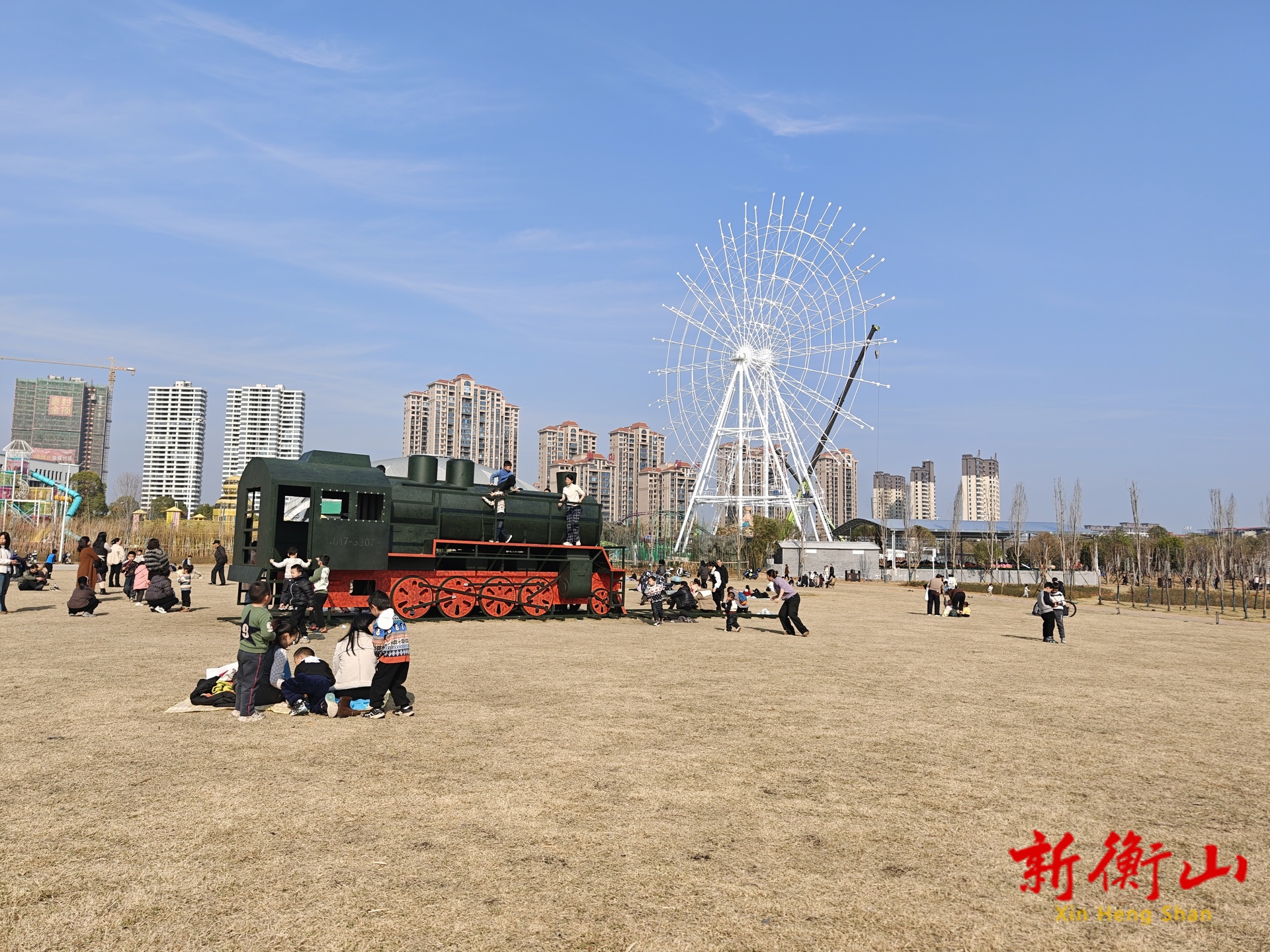 冬日暖阳下 黄花公园成为市民惬意休闲好去处