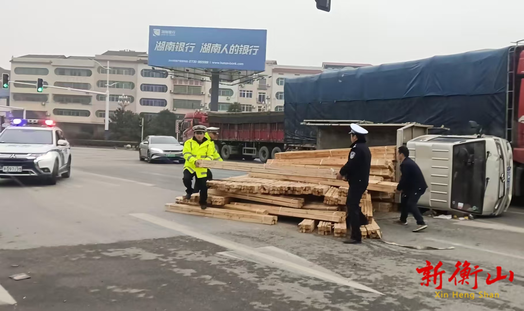 衡山县：货车侧翻货物散落 警民联手化身“搬运工”暖心救援