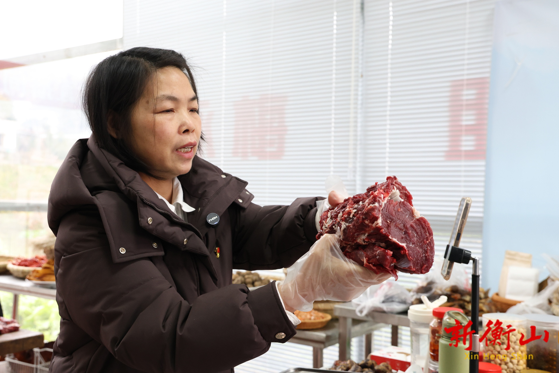 【新春走基层】省人大代表化身“助农主播” 冲刺年前销售旺季