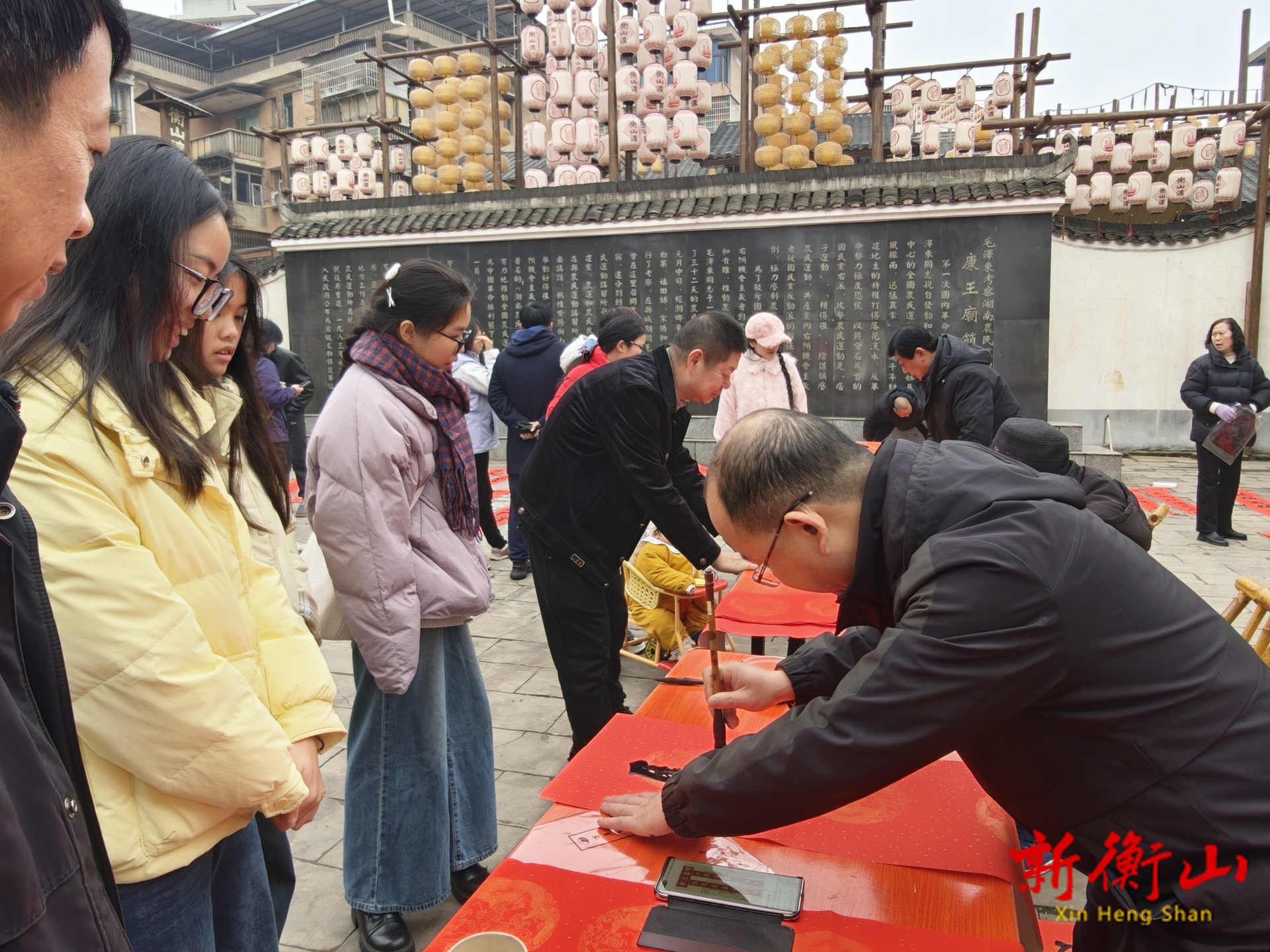 【新春走基层】县文旅广体局：墨香迎春暖人心 挥毫送福年味浓