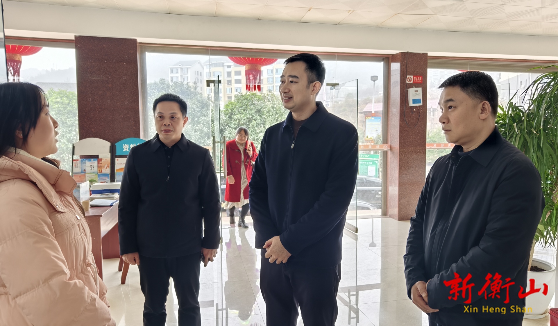 谢斌走访慰问困难群众及一线工作者