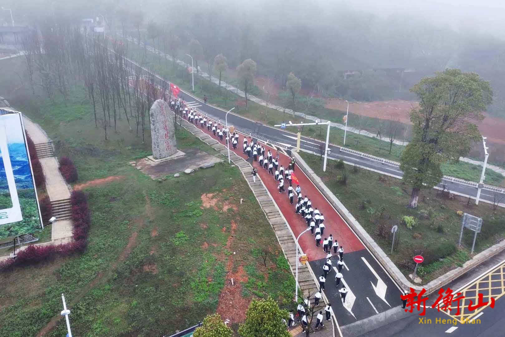 衡山县文召中学：徒步祭扫缅怀英烈 厚植青少年爱国情怀