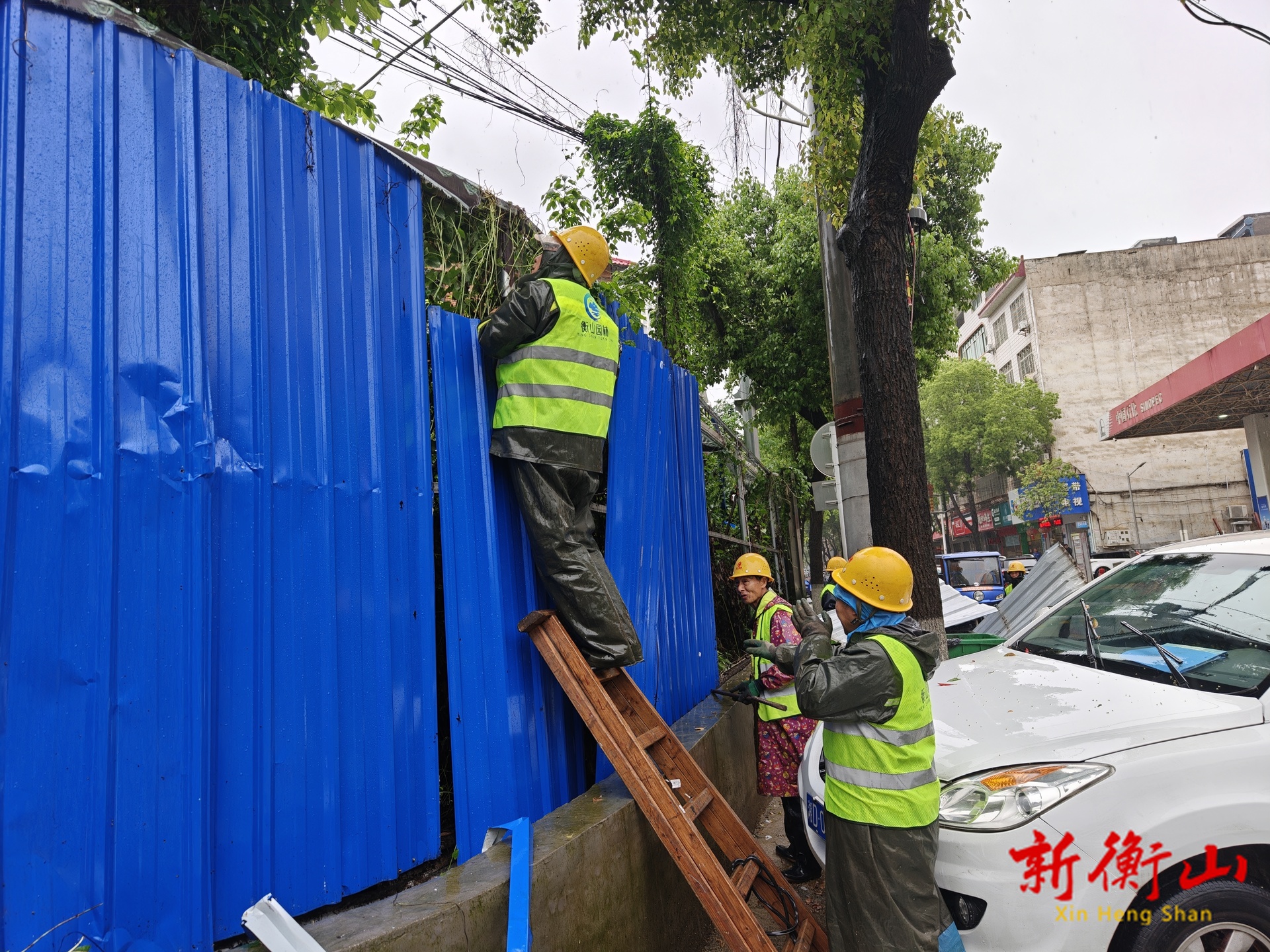 县城管执法局：开展“拆围见绿”专项行动 解锁城市新图景