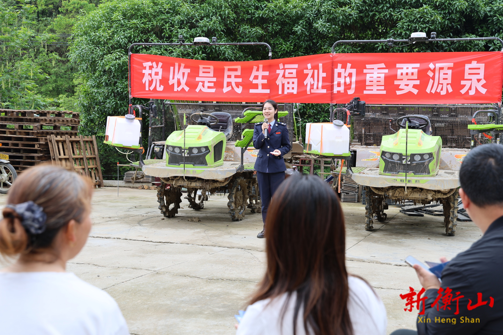 衡山税务：抛秧机旁讲合规  春风送策助发展
