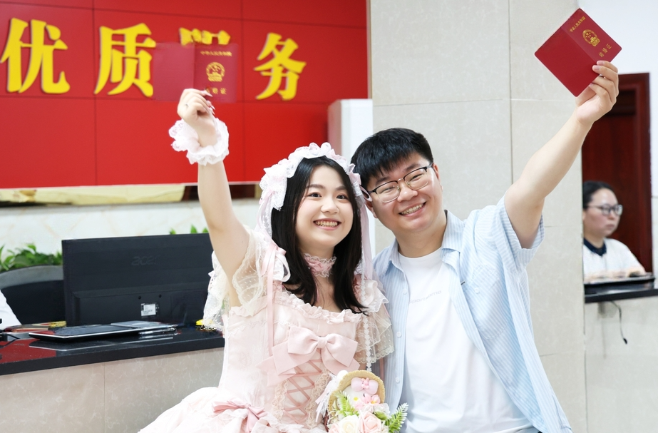 520以爱之名 幸福领证！衡山40余对新人步入婚姻殿堂，共树文明婚嫁新风