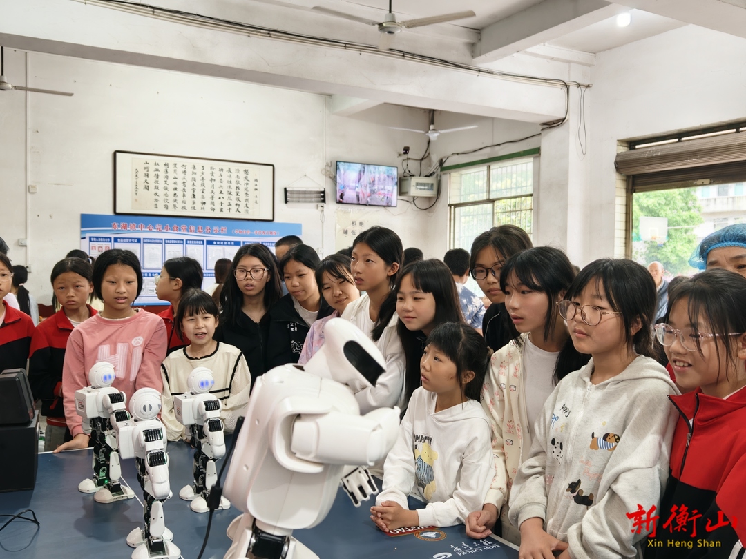  “流动科技馆”开进衡山县乡镇小学 现场听取“哇”声一片