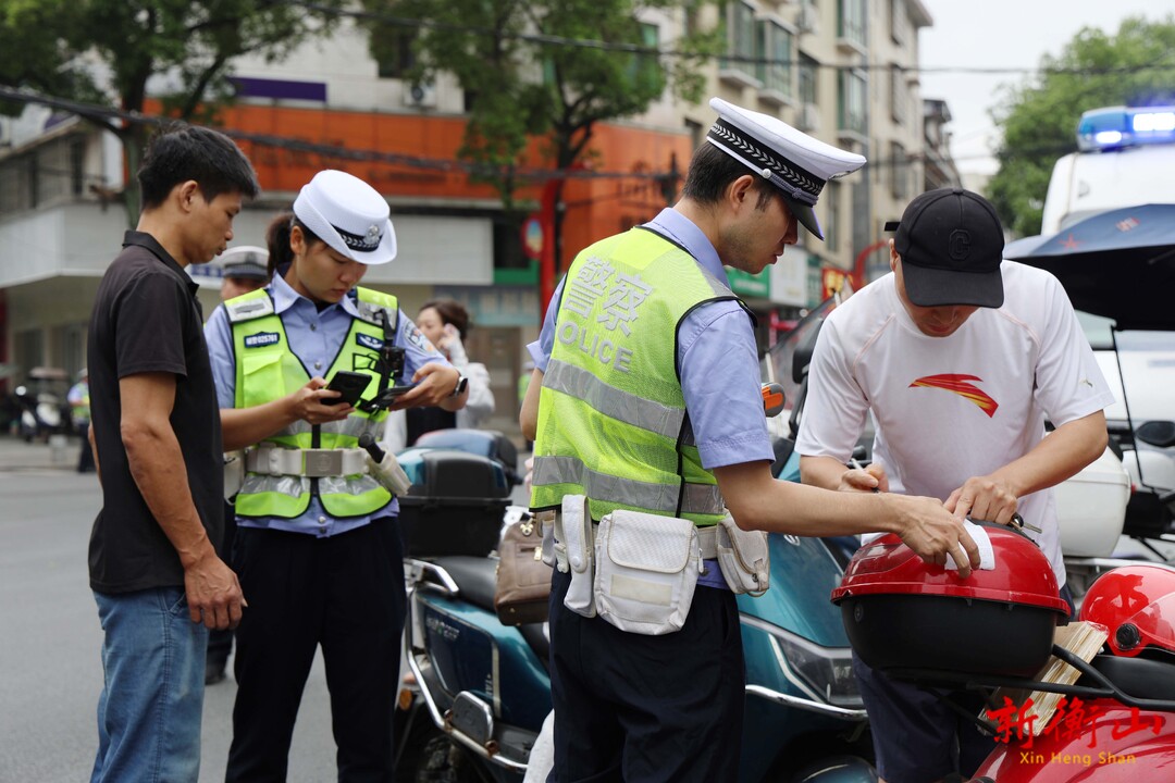 紧盯路面 守护校园  衡山交警全力护航出行安全