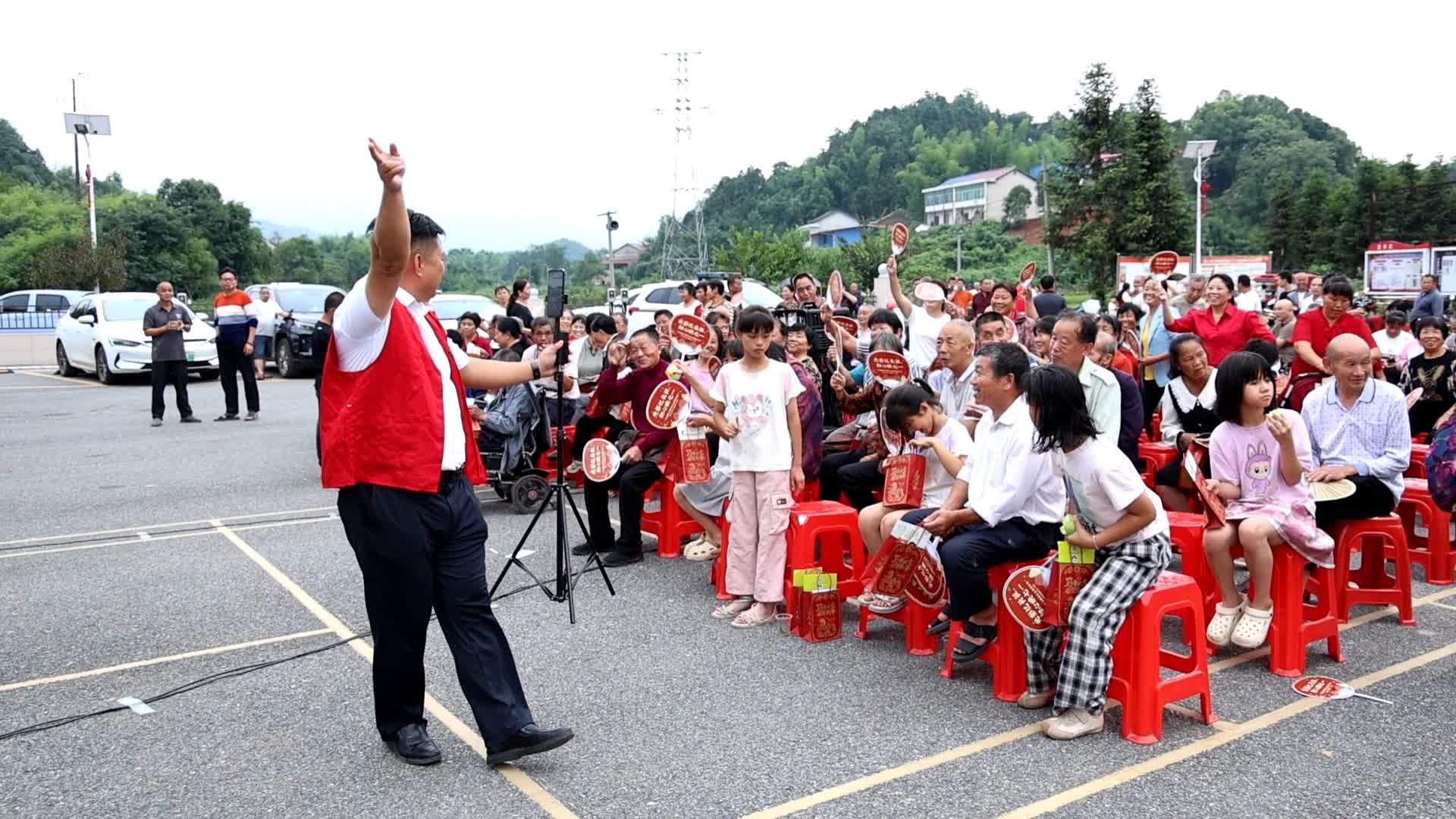 光影忆长征 初心映七一——衡山县东湖镇石潭村举办公益观影活动