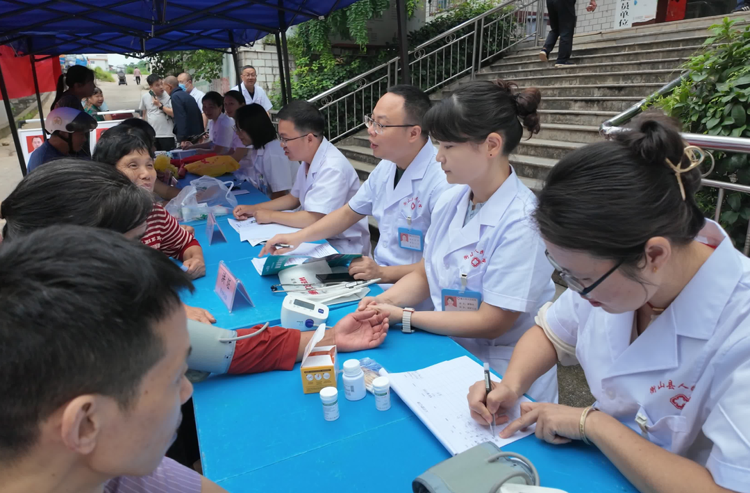 从省级优秀到全国优秀：衡山县人民医院义诊服务队半年内连摘两项“三下乡”大奖