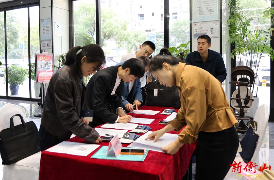 【聚焦两会】怀揣良策赴盛会 县政协委员向大会报到